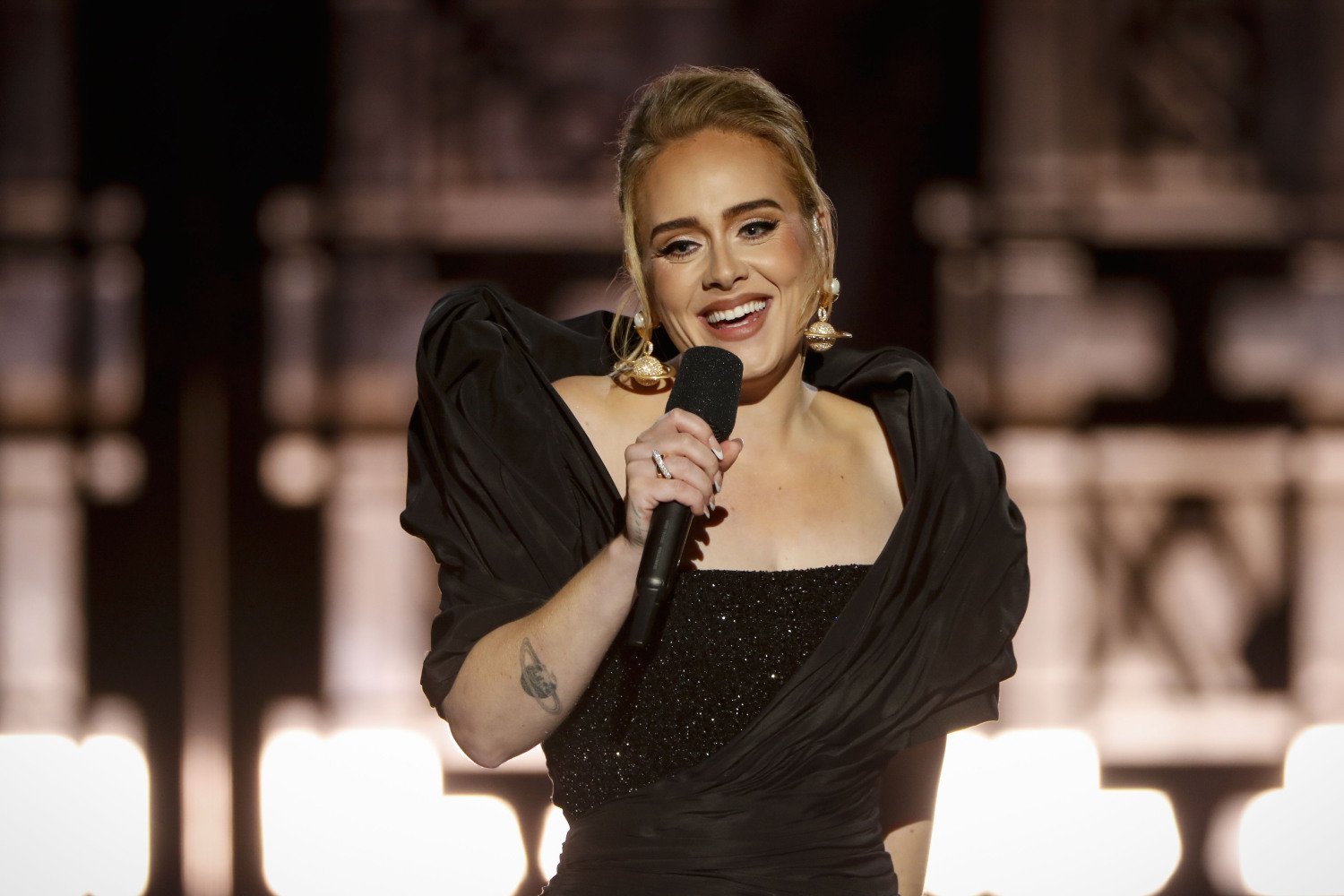 Η Adele δάκρυσε βοηθώντας ένα ζευγάρι να μάθει το φύλο του μωρού του