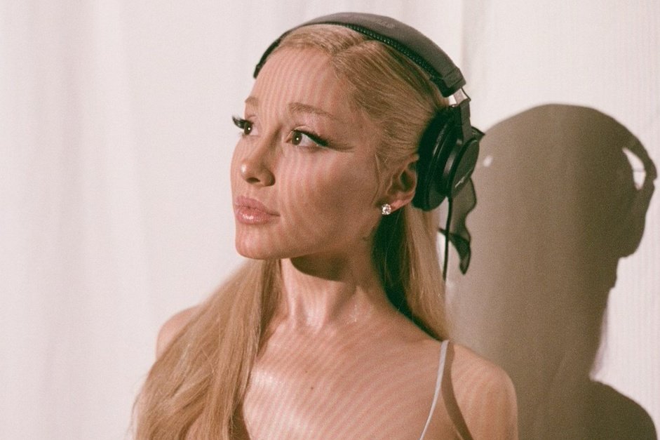 Η Ariana Grande κυκλοφορεί την επετειακή έκδοση για τα 10 χρόνια του «Yours Truly»