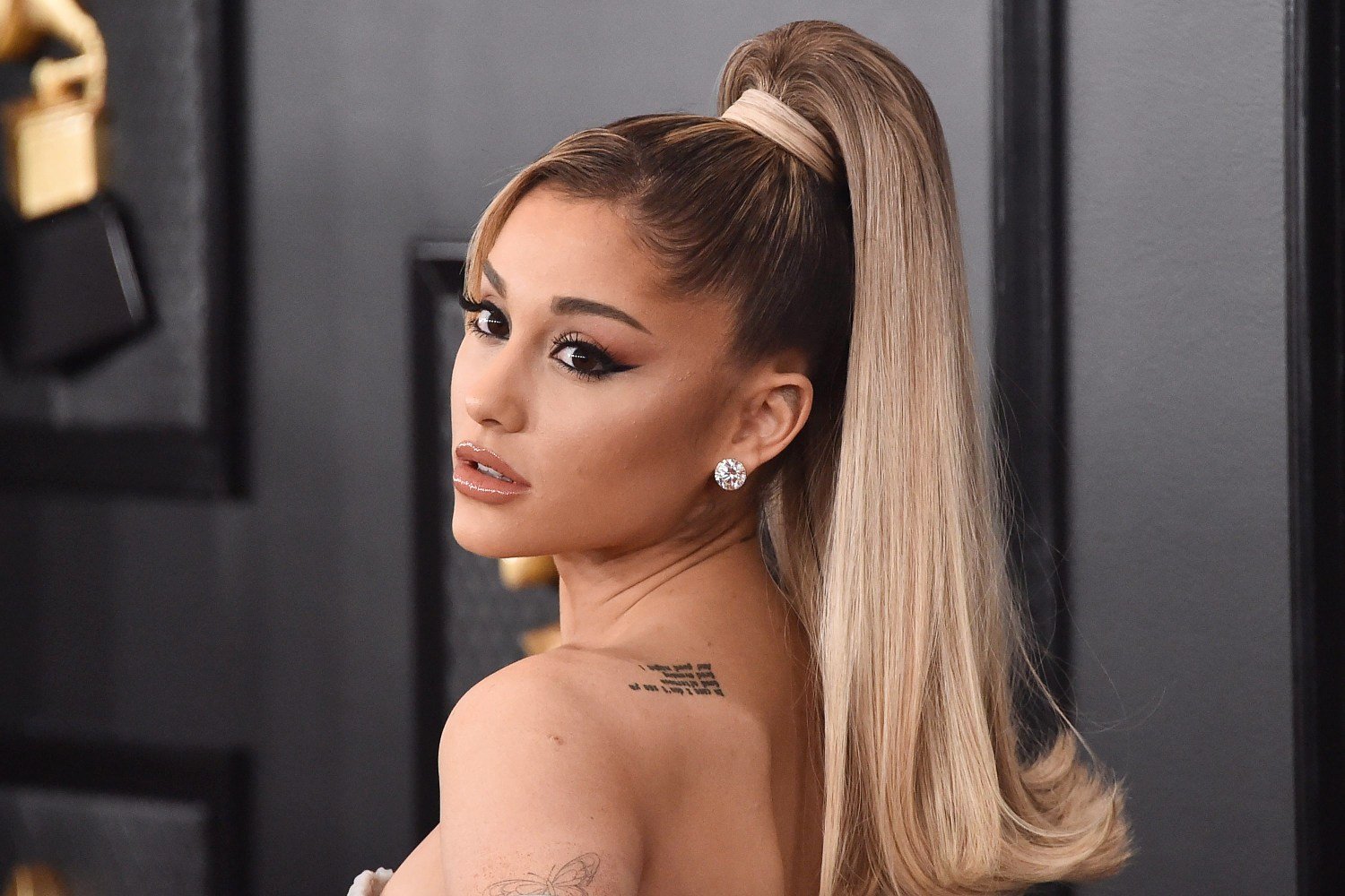Ariana Grande: Η έκπληξη στους θαυμαστές στο pop-up κατάστημα της r.e.m. beauty