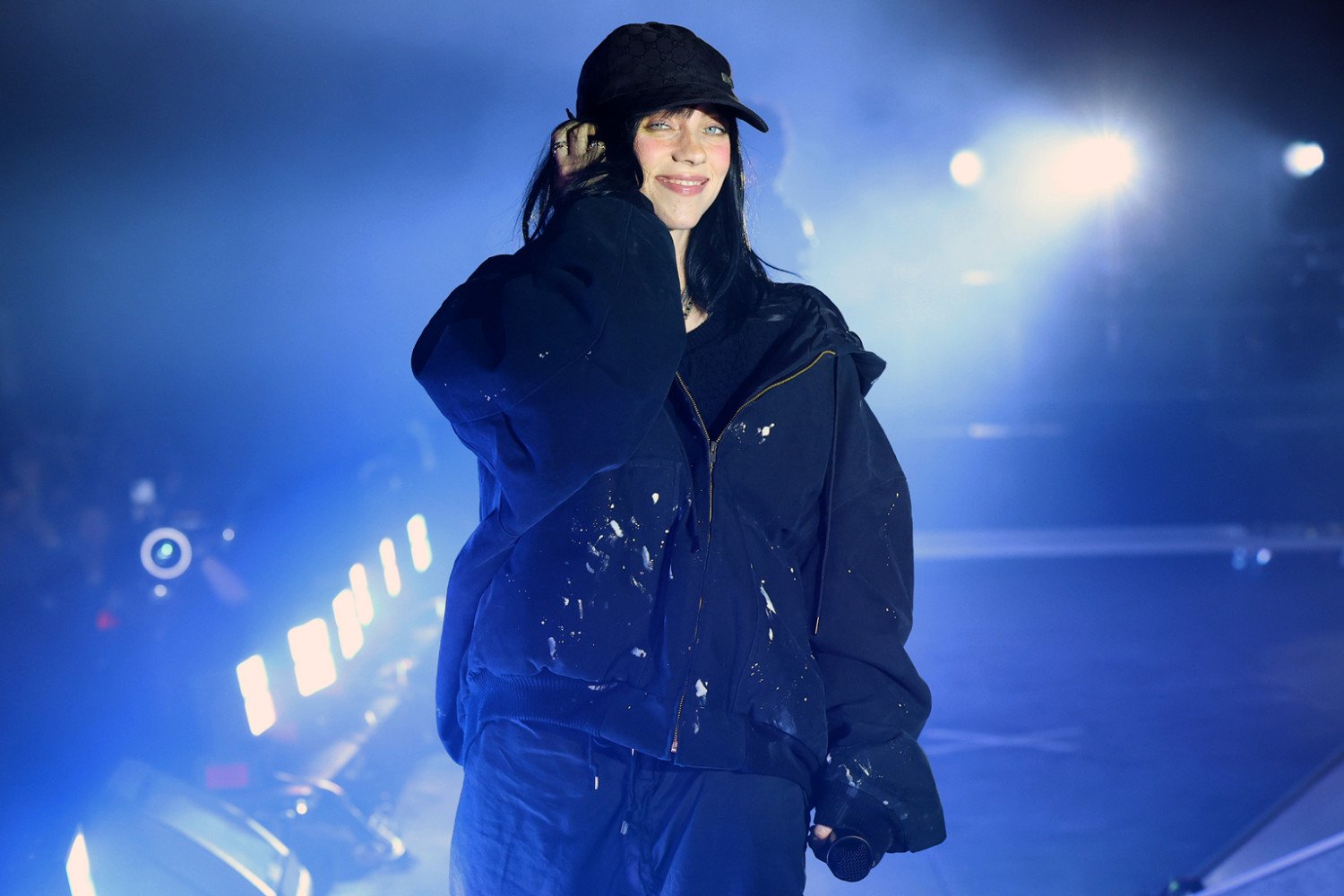 Η Billie Eilish μαθαίνει να δέχεται τις αλλαγές καθώς ετοιμάζει το επόμενο άλμπουμ της