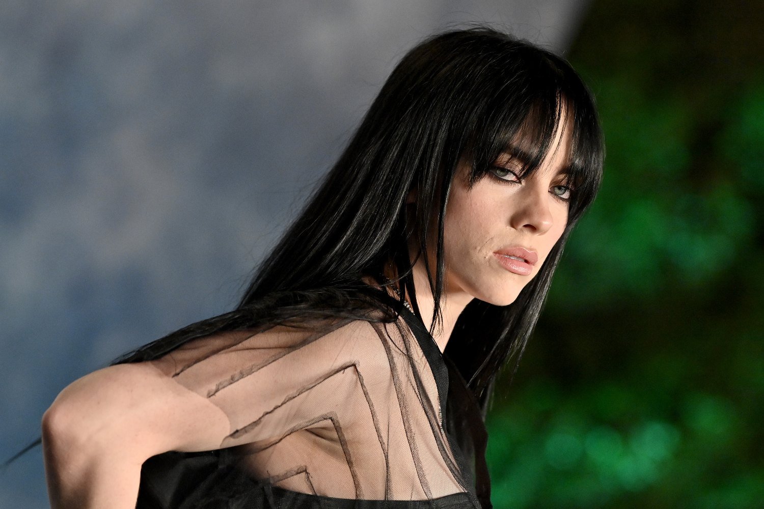 Η Billie Eilish ταξιδεύει στην οικονομική θέση με το αεροπλάνο – Βίντεο