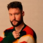 Ο Calum Scott ξαναγράφει το «σ’ αγαπώ» με τη φωτεινή μπαλάντα «My World»