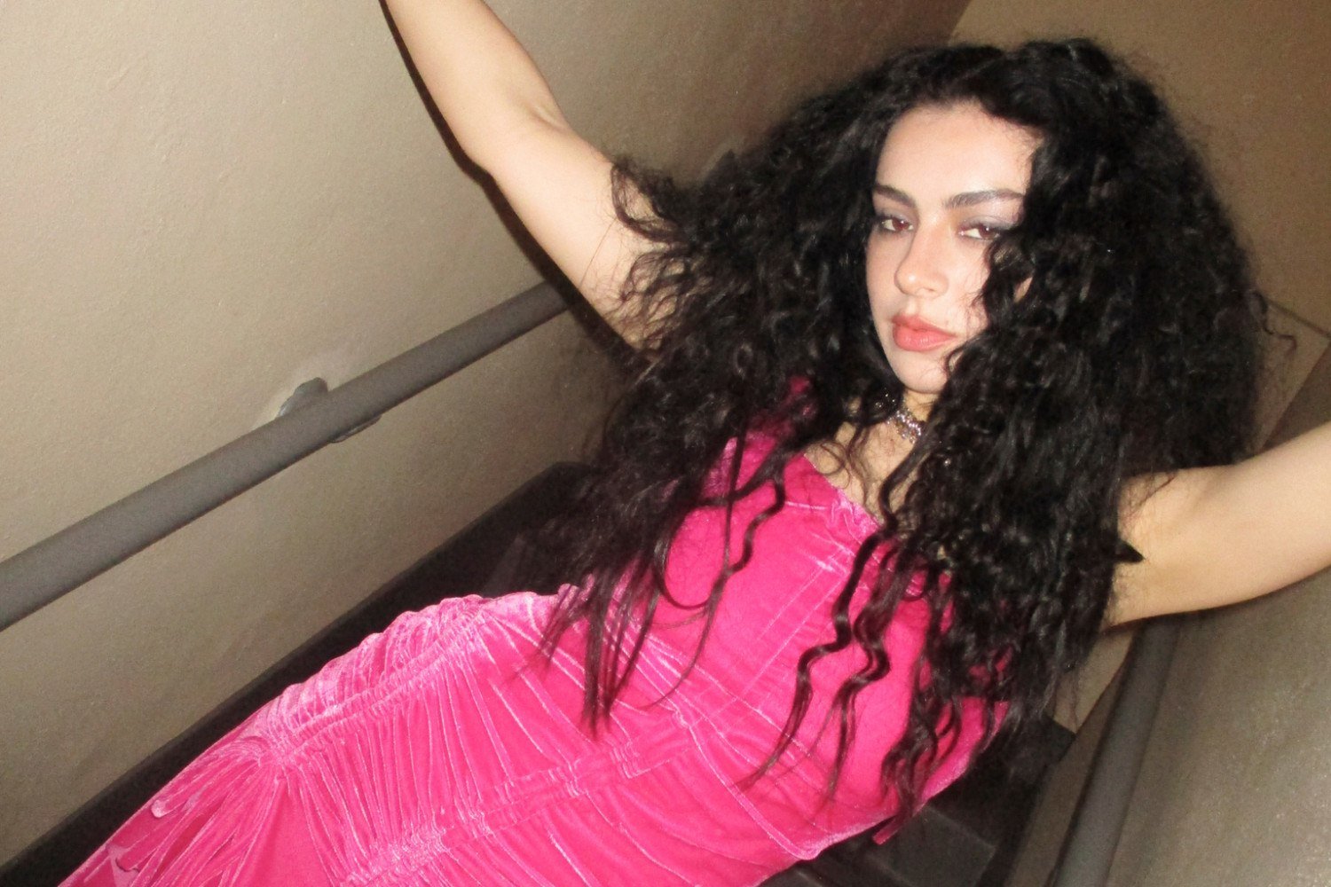 Η Charli XCX επιστρέφει στη ρομαντική εποχή των B-sides με το νέο τραγούδι «Playboy Bunny»