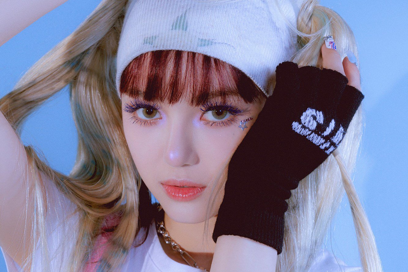 Η Danielle των NewJeans τραγουδά το «Rainy Days» του V των BTS