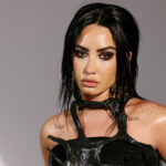 Η Demi Lovato υπενθυμίζει ότι είναι «ακόμα εδώ» με το νέο club-ready τραγούδι «Here All Night»