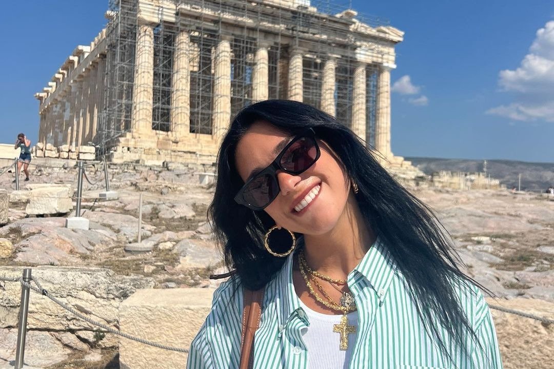 Η Dua Lipa στην Ακρόπολη – Οι φωτογραφίες της μπροστά στον Παρθενώνα