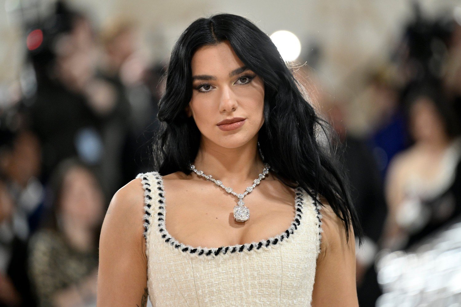 Η Dua Lipa επέστρεψε στην Ελλάδα – Το ταξίδι σε Πελοπόννησο και Ύδρα