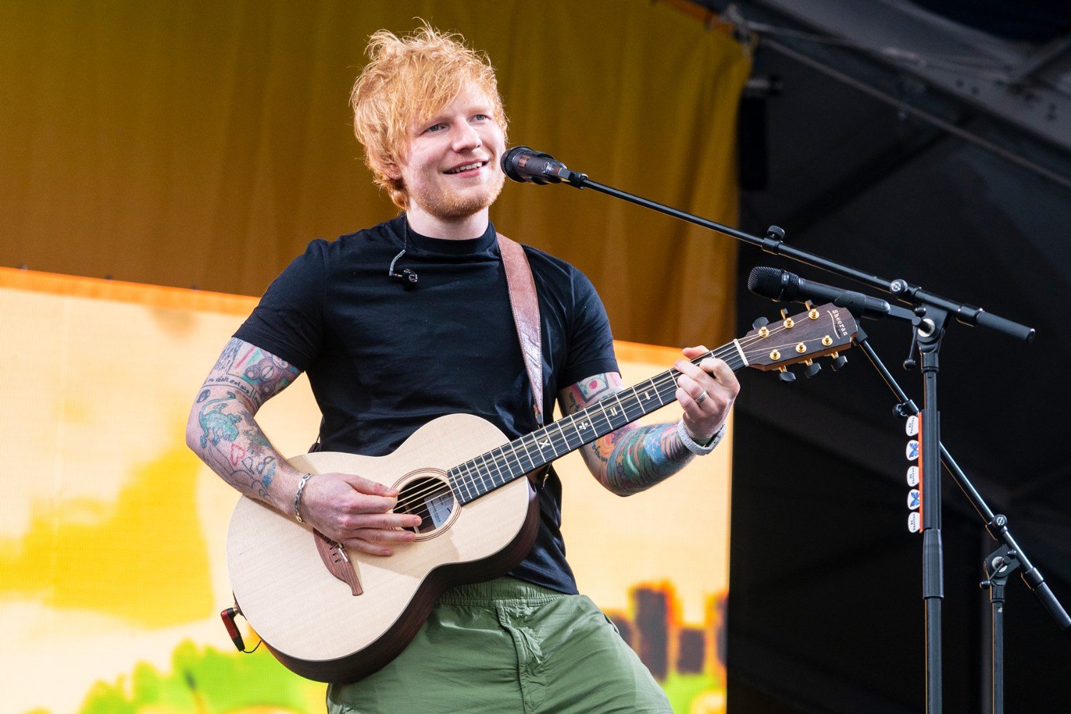 Ο Ed Sheeran τραγούδησε το «Lego House» έξω από ένα κατάστημα Lego