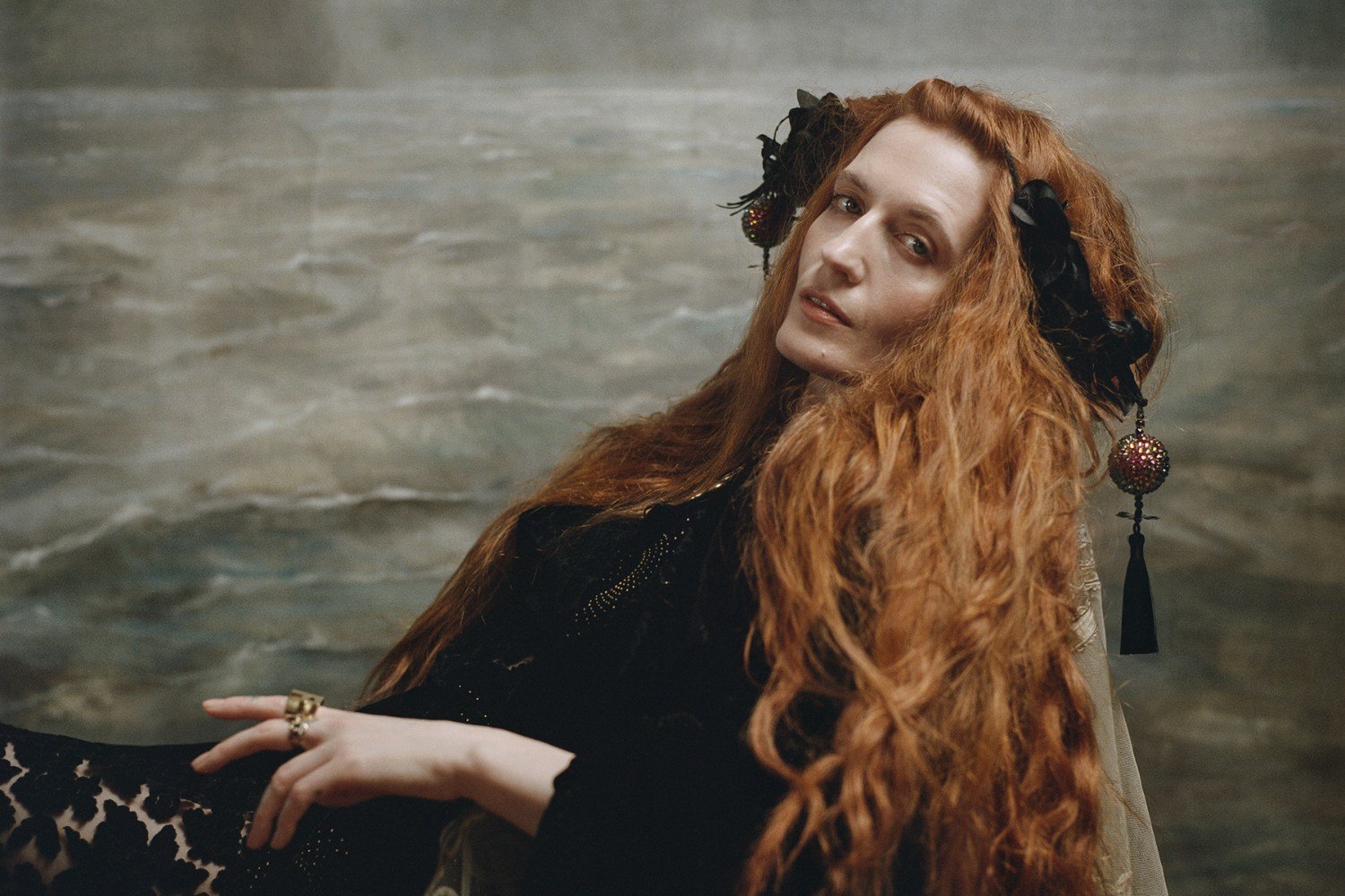 Οι Florence + The Machine παρουσιάζουν τη συλλογή «Under Heaven Over Hell»