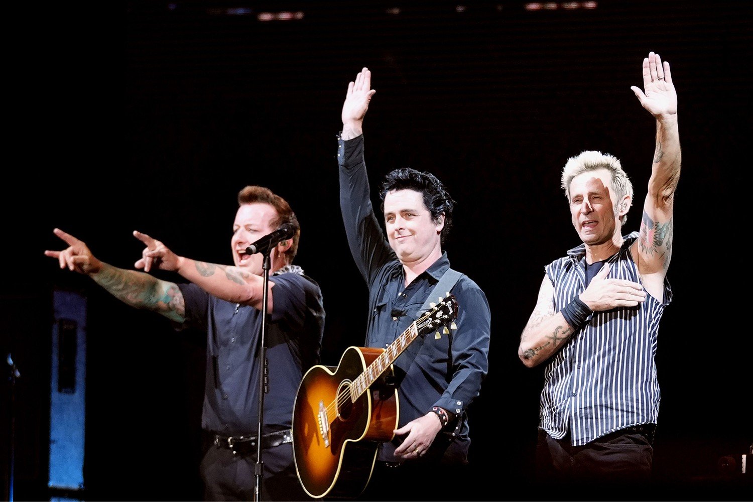 Green Day: Κυκλοφορούν T-shirt με τη φωτογραφία σύλληψης του Donald Trump