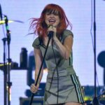 Η Hayley Williams «έσβησε» πάνω στη σκηνή δίπλα στην PinkPantheress: «Παραλίγο να χάσω τις αισθήσεις μου»