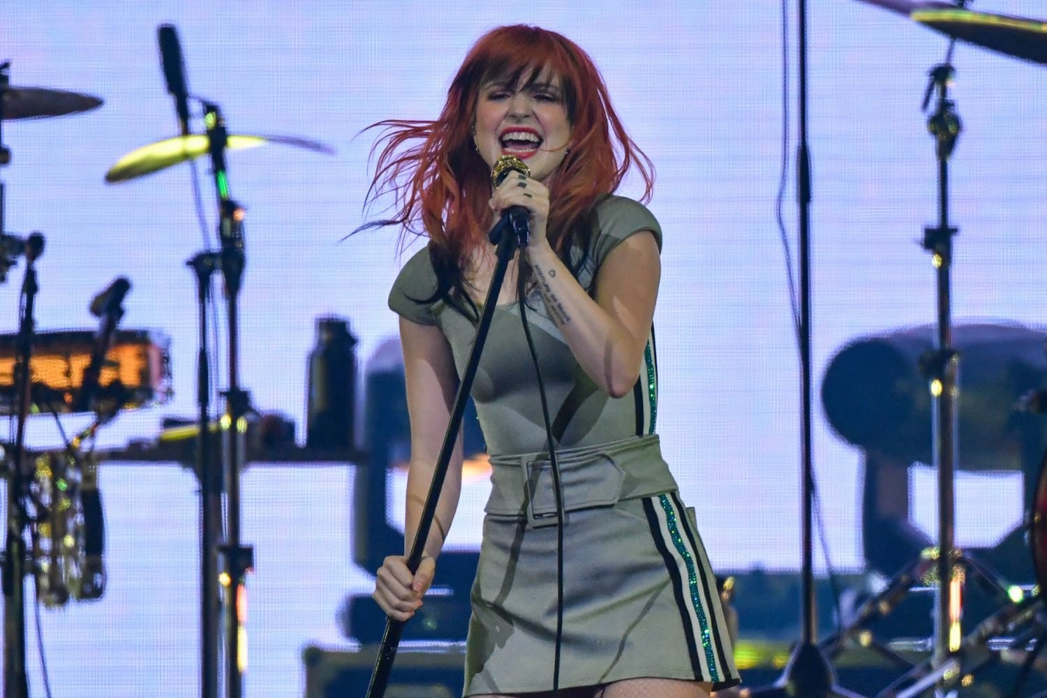 Η Hayley Williams εκλιπαρεί τη SZA να συνεργαστούν