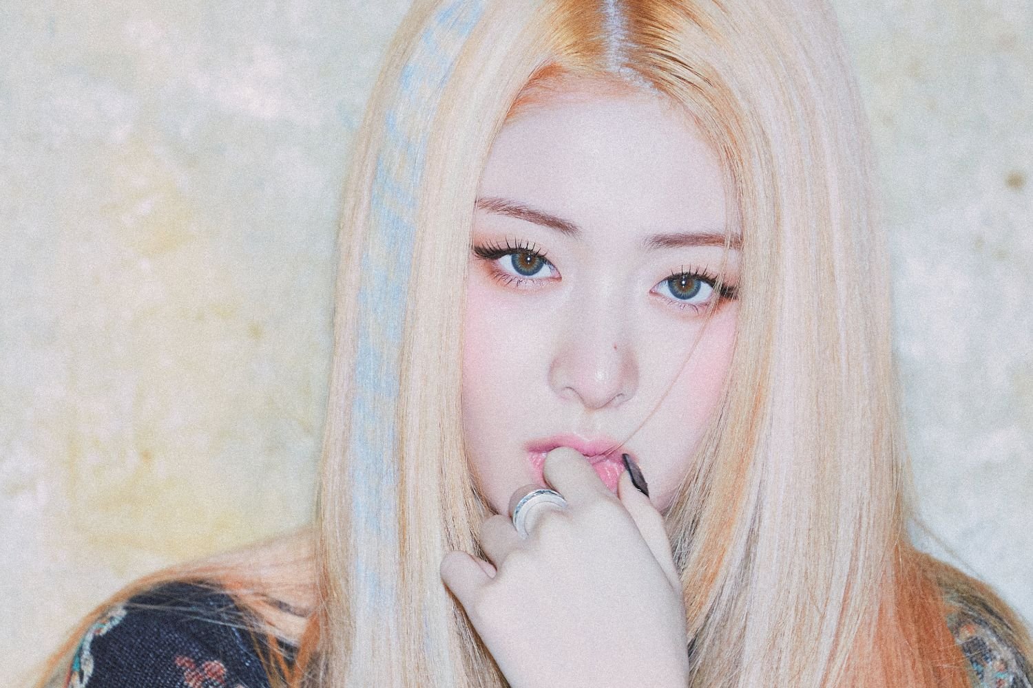 Η Huh Yunjin των LE SSERAFIM μοιράζεται το νέο single «blessing in disguise»