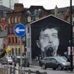 Η τοιχογραφία του Ian Curtis επιστρέφει στο Μάντσεστερ – Είχε καλυφθεί από διαφήμιση για το άλμπουμ Aitch