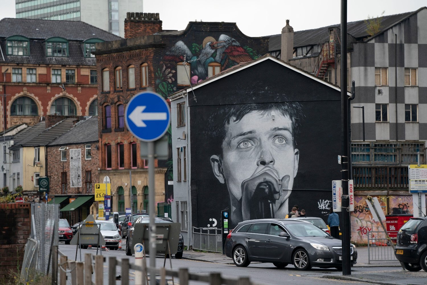 Η τοιχογραφία του Ian Curtis επιστρέφει στο Μάντσεστερ – Είχε καλυφθεί από διαφήμιση για το άλμπουμ Aitch