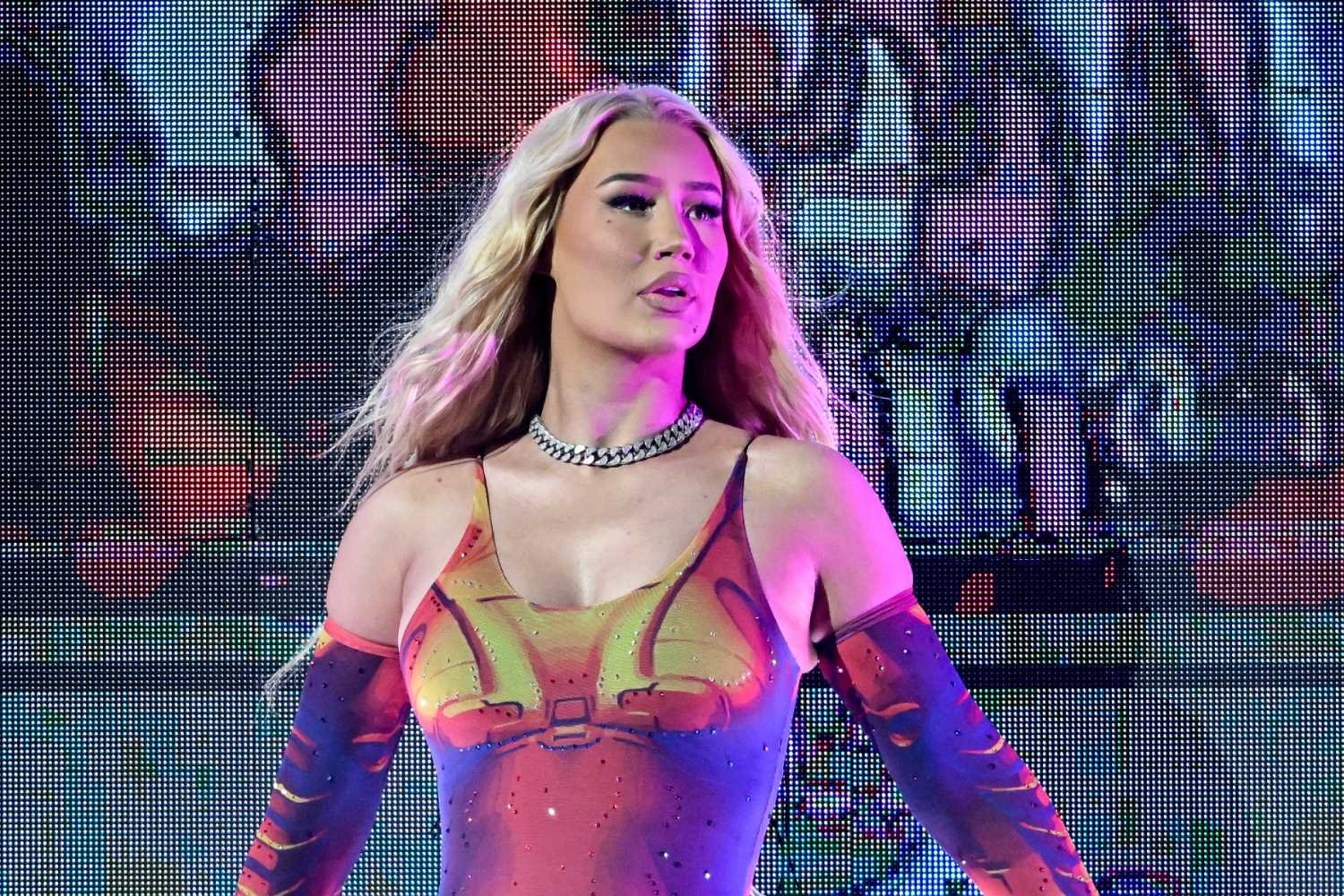 Iggy Azalea: Οι αρχές της Σαουδικής Αραβίας την έδιωξαν από τη σκηνή επειδή σκίστηκε το παντελόνι της