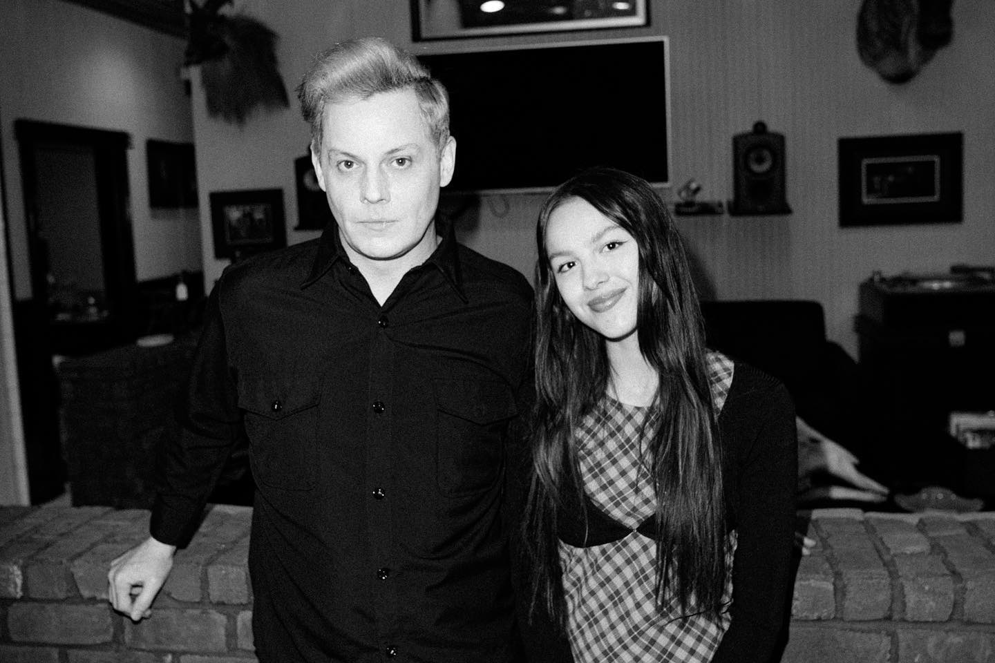 Olivia Rodrigo: Το συγκινητικό σημείωμα που της άφησε ο Jack White στο καμαρίνι του «Saturday Night Live» – «Είναι το μικρό μου γούρι»