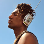 Ο Jon Batiste δημιουργεί ένα κόσμο χωρίς σύνορα στο νέο άλμπουμ «World Music Radio»