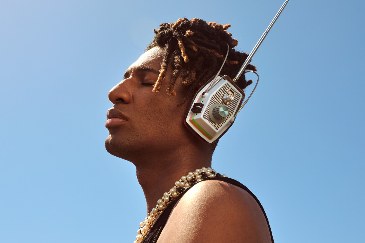 Ο Jon Batiste δημιουργεί ένα κόσμο χωρίς σύνορα στο νέο άλμπουμ «World Music Radio»