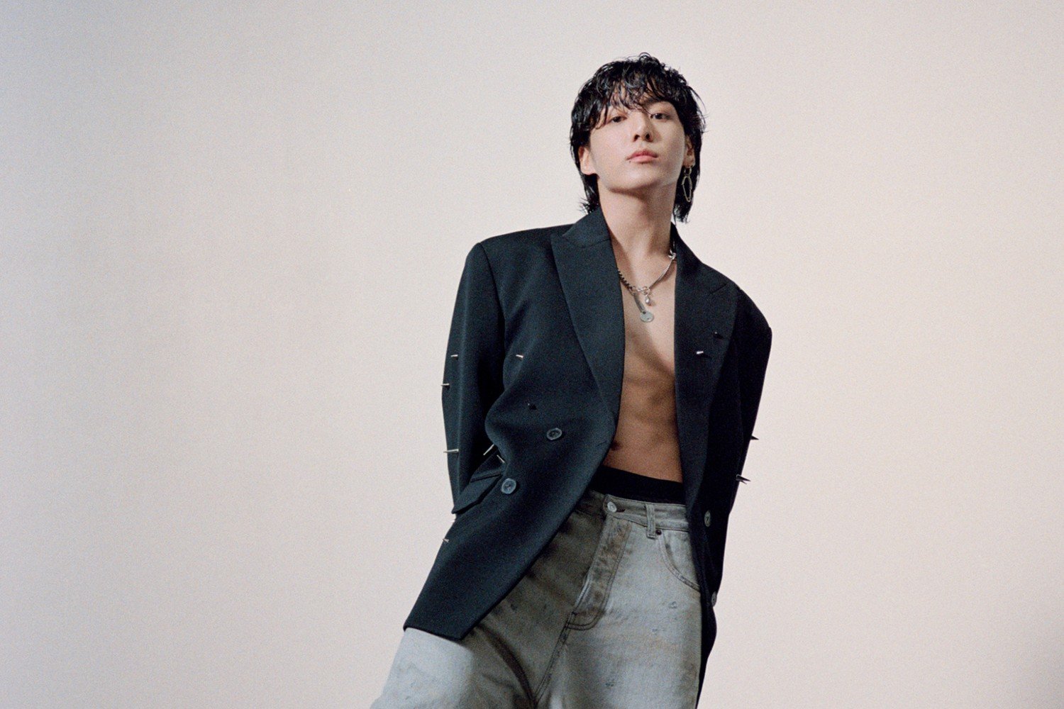 Ο Jung Kook των BTS κυκλοφορεί το νέο single «Seven» με τη Latto