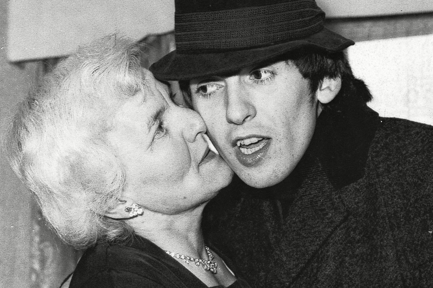 Beatles: Η μητέρα του George Harrison «αηδίαζε» με τα ουρλιαχτά των θαυμαστριών