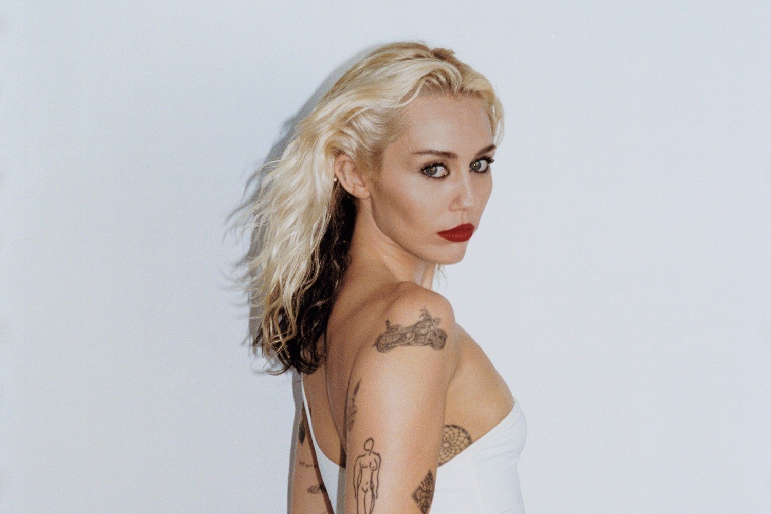 Η Miley Cyrus ανακοινώνει το νέο single «Used To Be Young»
