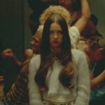 Η Olivia Rodrigo μας βάζει στα παρασκήνια του «Bad Idea Right?»