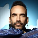 «Τι Ωραίο»: Ο Πάνος Μουζουράκης επιστρέφει στην ουσία της συγκίνησης με ένα σπαρακτικά αληθινό video clip