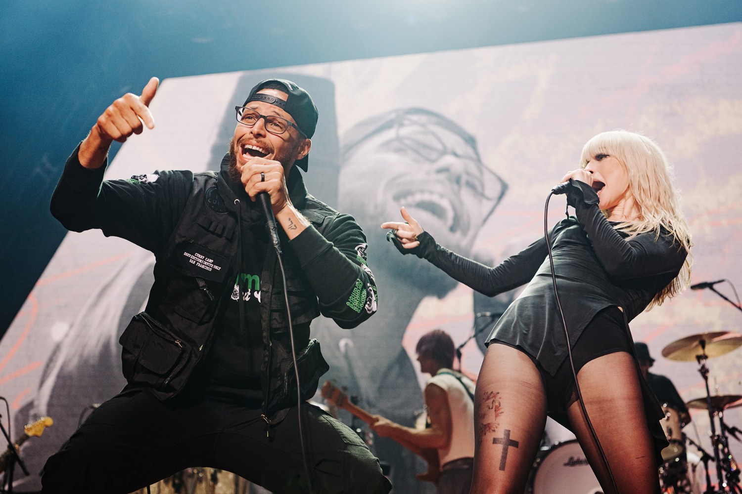 Ο Steph Curry τραγούδησε μαζί με τους Paramore το «Misery Business»