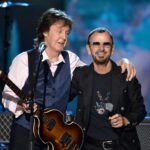 Ο Ringo Starr μιλά με χιούμορ για το πρώτο ντουέτο του με τον Paul McCartney: «Δεν είναι ότι δεν γνωριζόμαστε κιόλας»