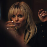 Η Reneé Rapp κυκλοφορεί το music video για το «Talk Too Much»
