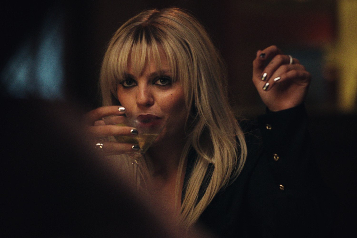 Η Reneé Rapp κυκλοφορεί το music video για το «Talk Too Much»