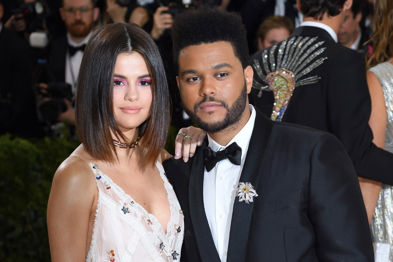 Η Selena Gomez διαψεύδει ότι το «Single Soon» αφορά τον The Weeknd