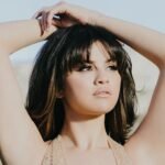 Selena Gomez: Μια «διασκεδαστική και edgy» ματιά στα παρασκήνια του  «In The Dark»