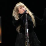 Stevie Nicks: Συγκλονιστική δωρεά 3 εκατ. δολαρίων για τον «φύλακα άγγελο» της φωνής της – Ο άνθρωπος που την κράτησε στη σκηνή για δεκαετίες