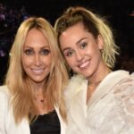 Miley Cyrus: Η μητέρα της είχε την ιδέα να χορέψει σε στύλο στριπτίζ όταν ήταν 16 ετών στα Teen Choice Awards 2009