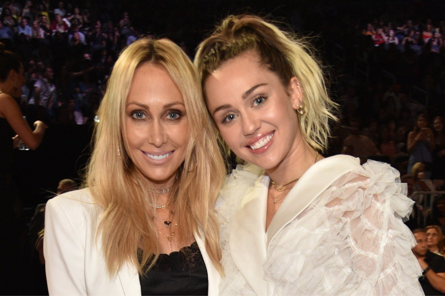 Η Miley Cyrus ήταν παράνυμφος στον γάμο της μητέρας της Tish Cyrus με τον Dominic Purcell