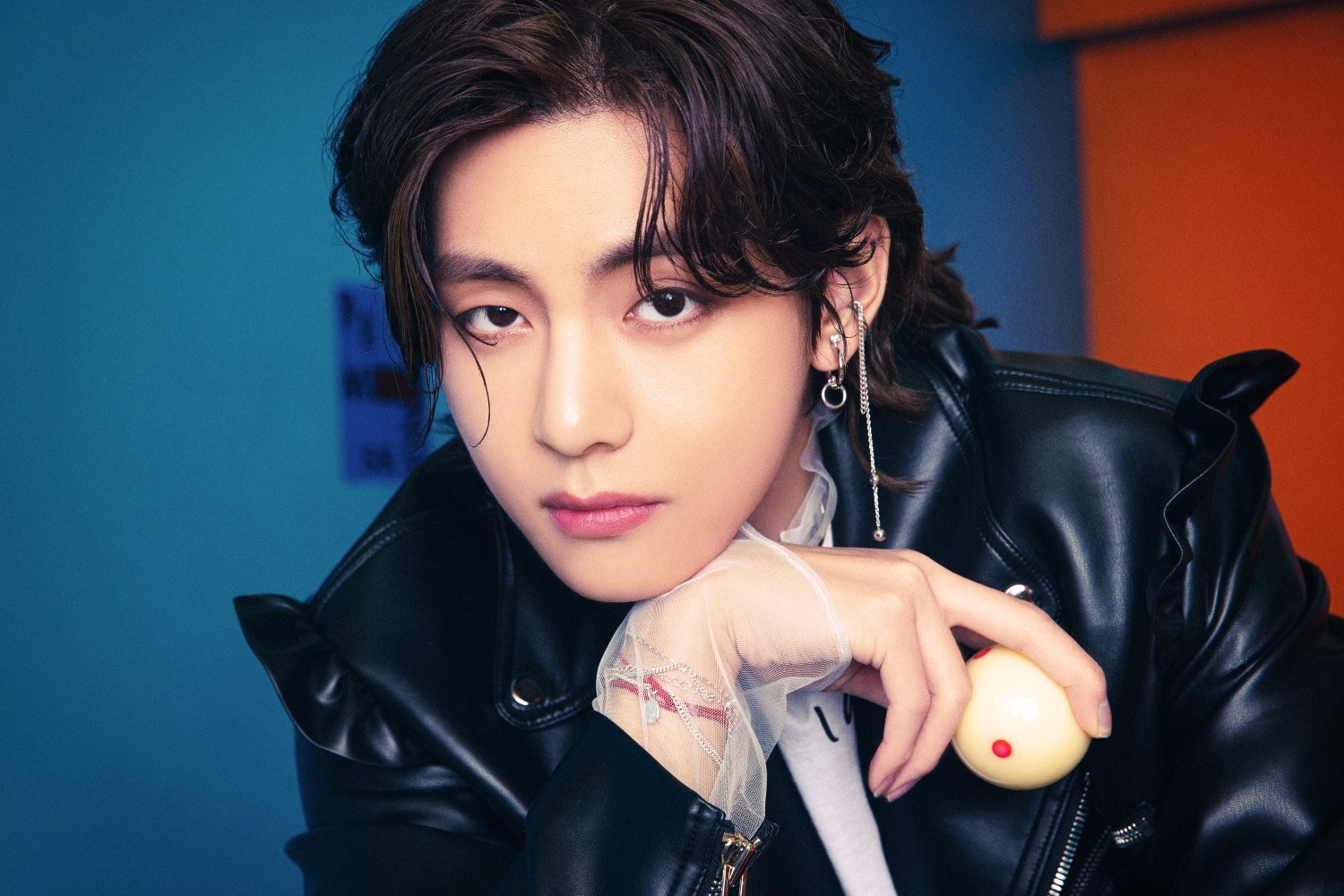 Ο V των BTS αποκαλύπτει το γυναικείο K-pop συγκρότημα που ήταν έμπνευση για το άλμπουμ του «Layover»