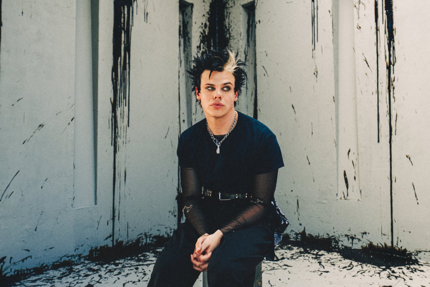 Ο YUNGBLUD αντιμετωπίζει το τραύμα της παιδικής ηλικίας του στο «Hated»