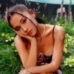 Ariana Grande: Γιατί η εταιρεία της δεν έδωσε έγκριση για το αρχικό video του «Santa Tell Me»