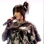 Γιατί η Billie Eilish υπερασπίζεται τα κινητά τηλέφωνα στις συναυλίες: «Κι εγώ το ίδιο έκανα»