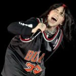 Billie Eilish: Η σοκαριστική στιγμή που θαυμαστής την τραβά βίαια μέσα στο πλήθος