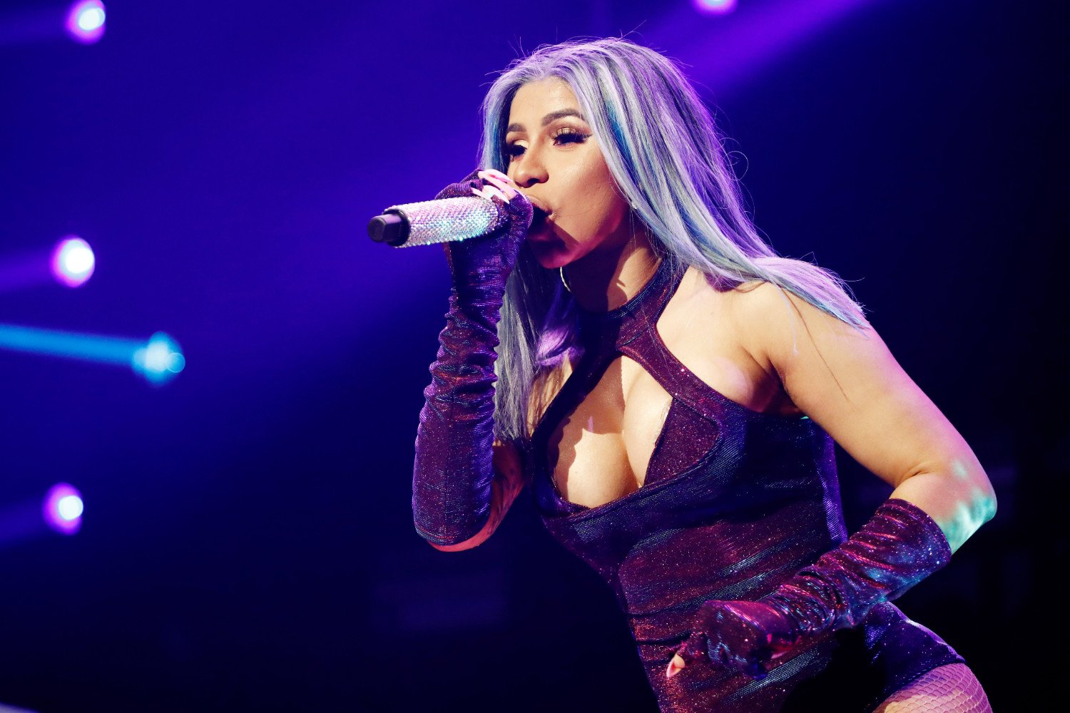 Cardi B: Σε δημοπρασία για καλό σκοπό το μικρόφωνο που πέταξε οργισμένη στο πλήθος
