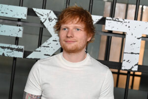 Ο Ed Sheeran είπε στον Bono ότι δεν ήθελε να «μπλέξει με την πολιτική» στη συνεργασία τους με τους U2