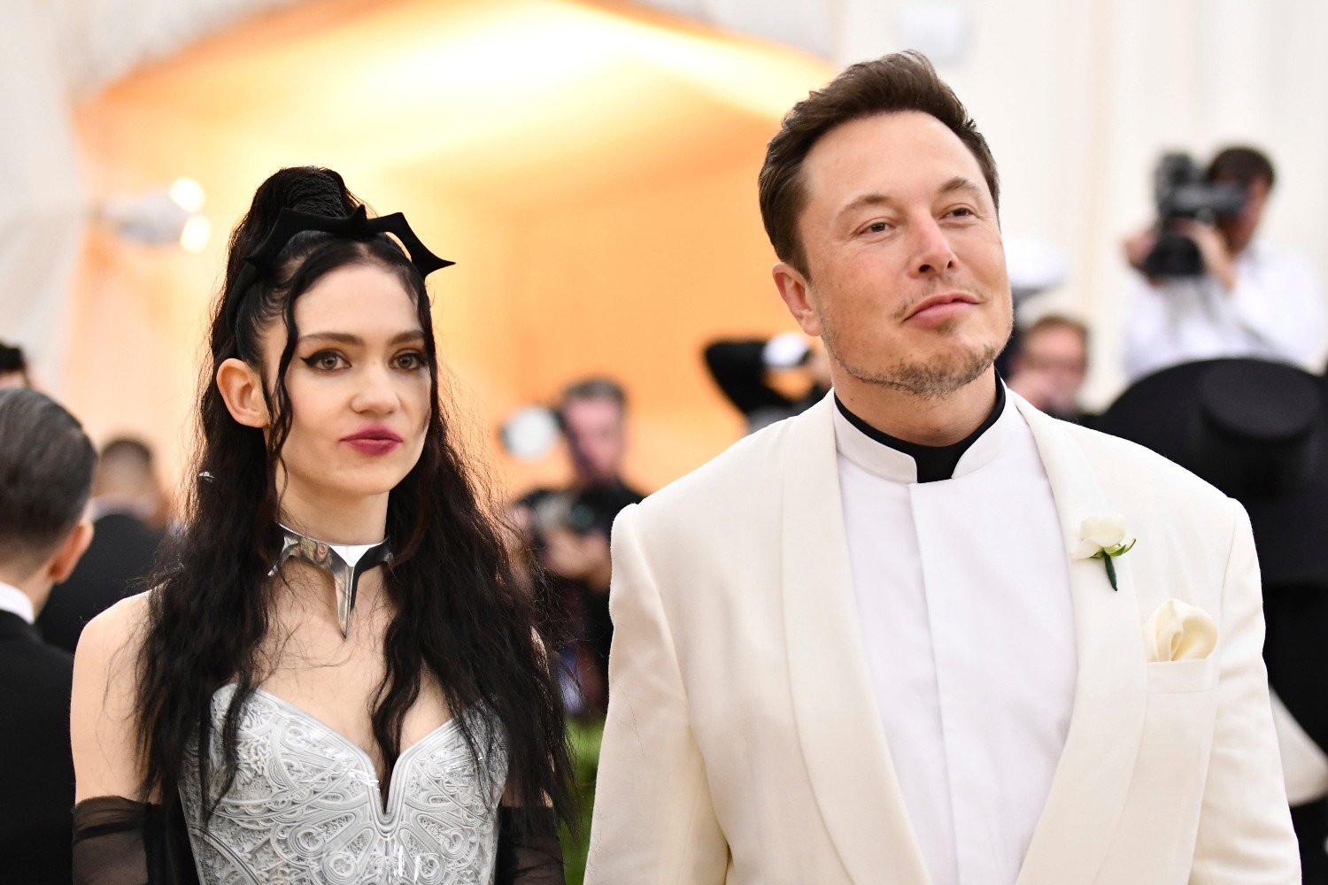 Η Grimes σχολιάζει τον αγώνα πάλης μεταξύ Elon Musk και Mark Zuckerberg