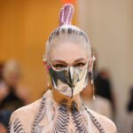 Grimes: Το πρωτοποριακό τατουάζ στο πρόσωπο που «κυριολεκτικά δεν πρόσεξε κανείς»