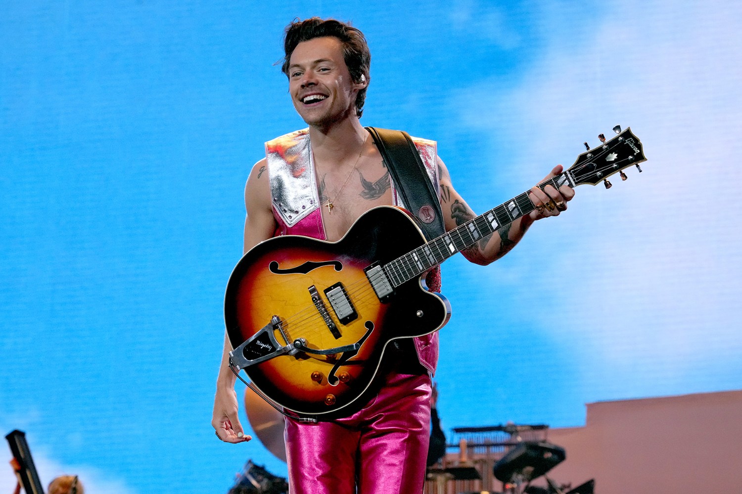Ο Harry Styles αλλάζει το παιχνίδι – Γιατί η νέα περιοδεία του «Together, Together» δεν χωρά σε αριθμούς