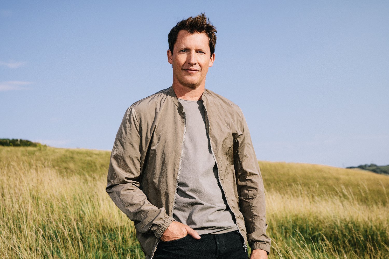 Ο James Blunt επιστρέφει με το single «Beside You» και ανακοινώνει νέο άλμπουμ