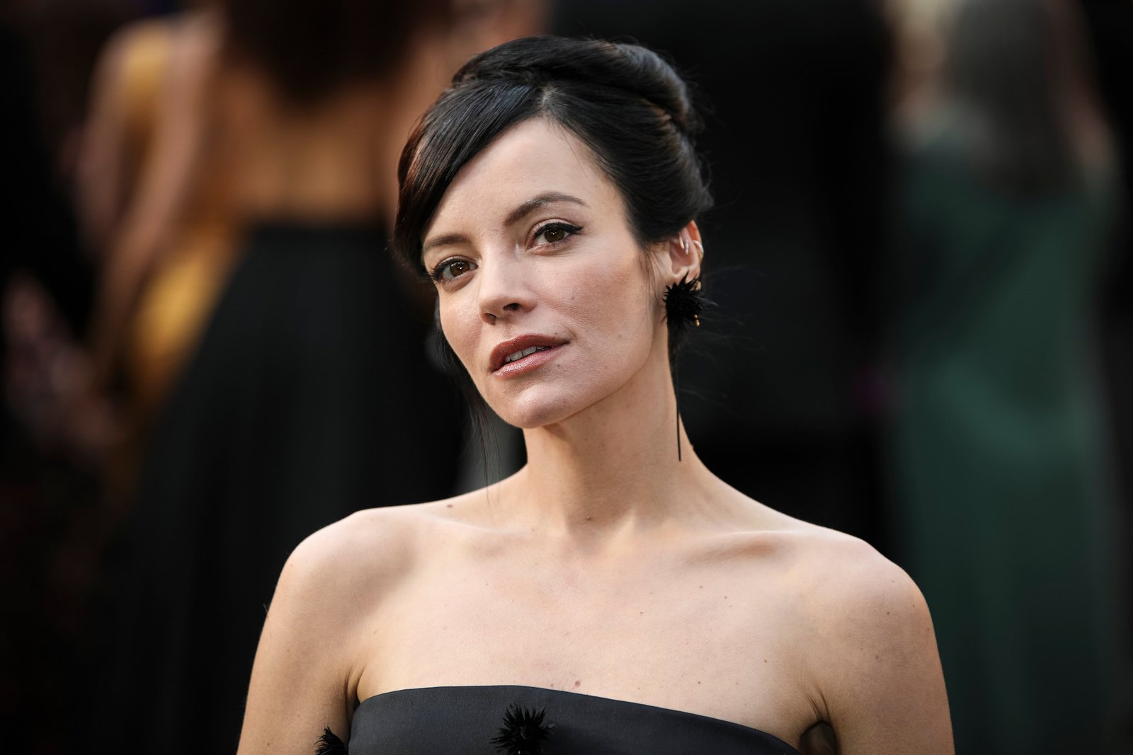 Lily Allen: Η επιστροφή στη μουσική, το διαζύγιο από τον David Harbour και η νέα ζωή στο Λονδίνο