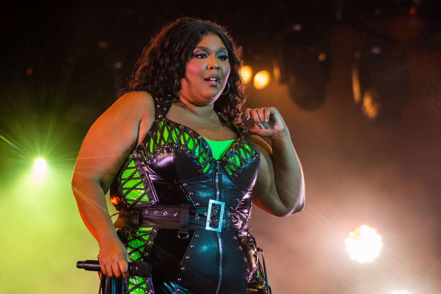 Η Lizzo μηνύεται από τις χορεύτριές της για σεξουαλική παρενόχληση και δημιουργία εχθρικού εργασιακού περιβάλλοντος